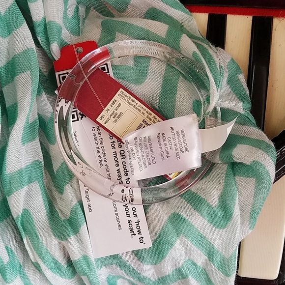 NWT- MINT GREEN & WHT CHEVRON PRINT SCARF - Picture 3 of 6